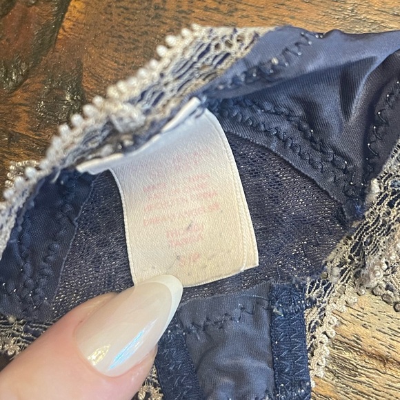 Victoria’s Secret Set Navy and Pale Gold Lace 32C Small - Picture 3 of 5